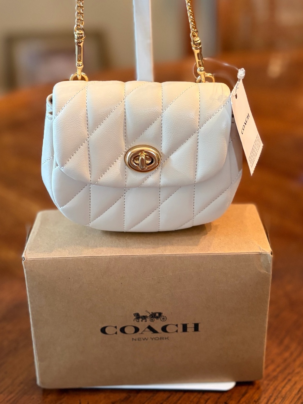 NWT COACH Quilted TurnLock  Leather card Case/ Crossbody w/Gold Chain in Chalk.